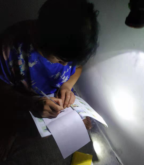 一名建筑工人在宿舍练习写字 受访者供图